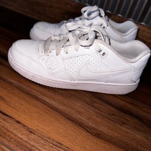 Youth size 5 Nike force